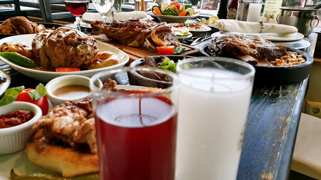 Konyaaltı alkollü restoran Nasreddin’de kuzu tandır ve mezelerle fiks menü sofrası